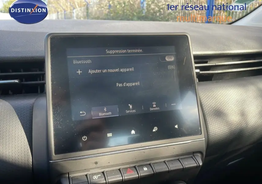 Écran tactile central affichant le menu Bluetooth dans l’habitacle d’une Renault Clio blanc glacier 2020.