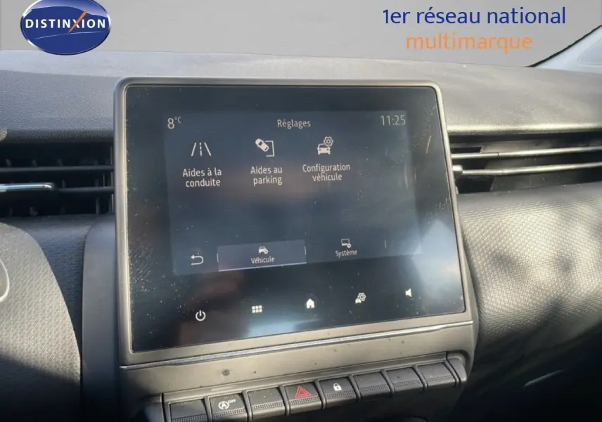 Écran tactile central du tableau de bord de la Renault Clio blanc glacier, affichant les réglages d’aides à la conduite.