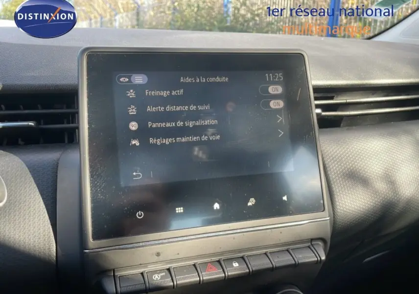 Écran tactile central du tableau de bord de la Renault Clio blanc glacier 2020, affichant les aides à la conduite.