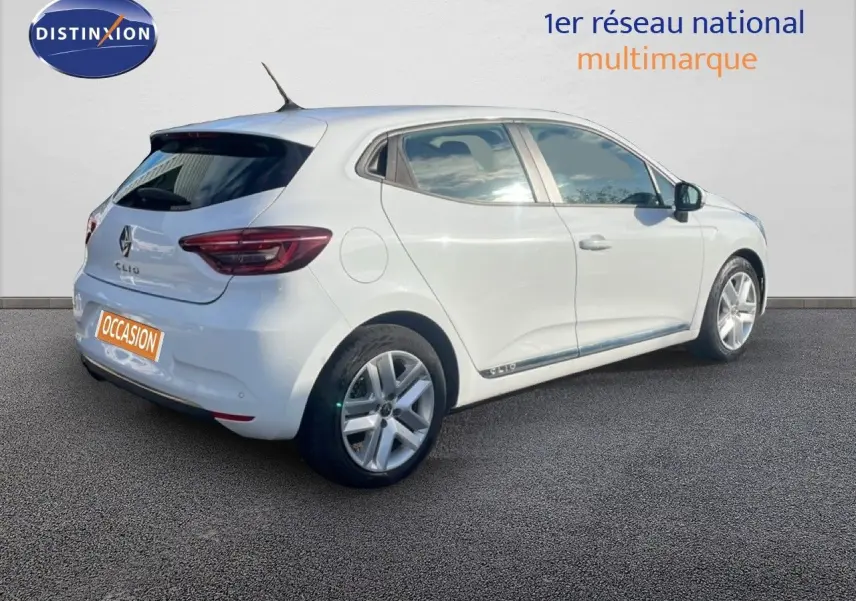 Renault Clio blanc glacier vue 3/4 arrière côté droit, compacte cinq portes avec jantes alliage et feux arrière LED.