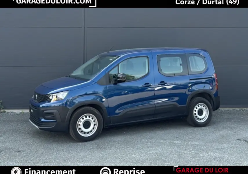 Peugeot Rifter bleu en vue profil droit, version 1.5 BlueHDi 100 S&S Taille M Allure, roues acier et carrosserie lisse.