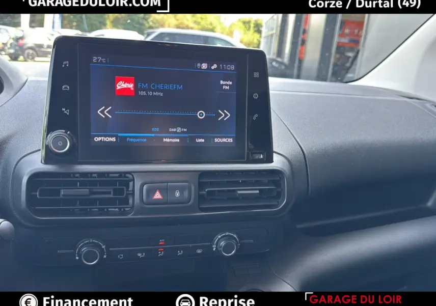 Vue intérieure du tableau de bord du Peugeot Rifter 2024, avec écran tactile central affichant la radio FM.