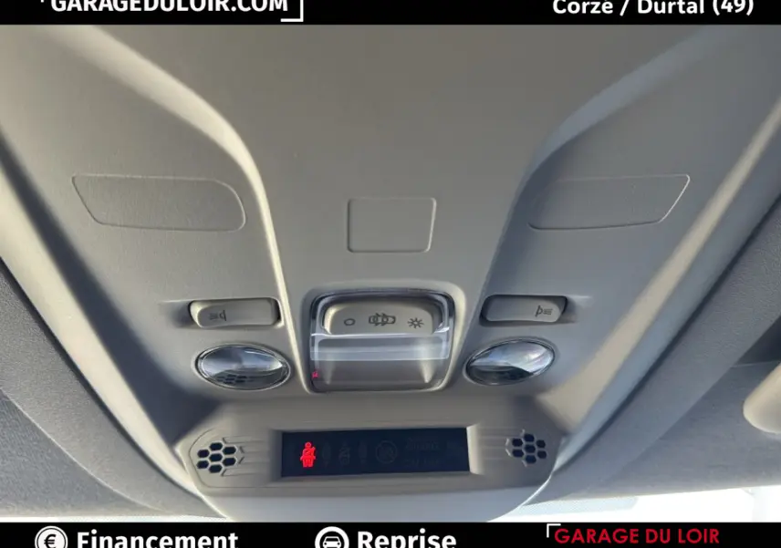 Vue en gros plan du plafonnier gris clair avec commandes d’éclairage et indicateur de ceinture sur Peugeot Rifter bleu 2024.