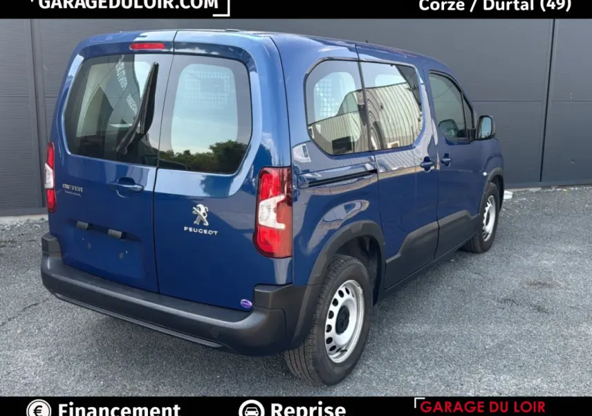 Vue 3/4 arrière droite d'un Peugeot Rifter bleu 2024 avec portes arrière battantes et jantes acier simples.
