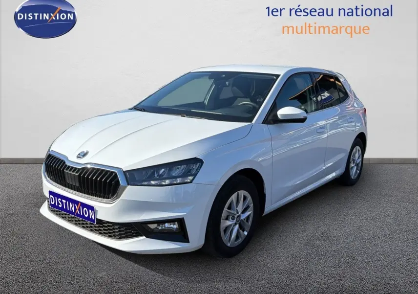 Vue 3/4 avant droite d'une Skoda Fabia blanche glacier 2025 avec calandre noire et jantes alliage.