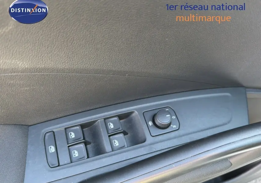 Gros plan sur les commandes des vitres et rétroviseurs côté gauche d'une Skoda Fabia blanc glacier 2025.