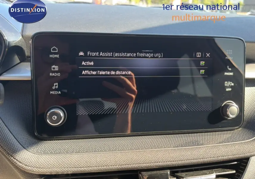 Écran tactile central du tableau de bord de la Skoda Fabia 2025, affichant l'option Front Assist activée.