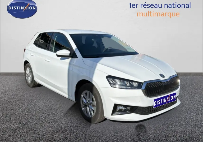 Vue 3/4 avant droite d'une Skoda Fabia blanche glacier avec calandre noire et jantes alliage.
