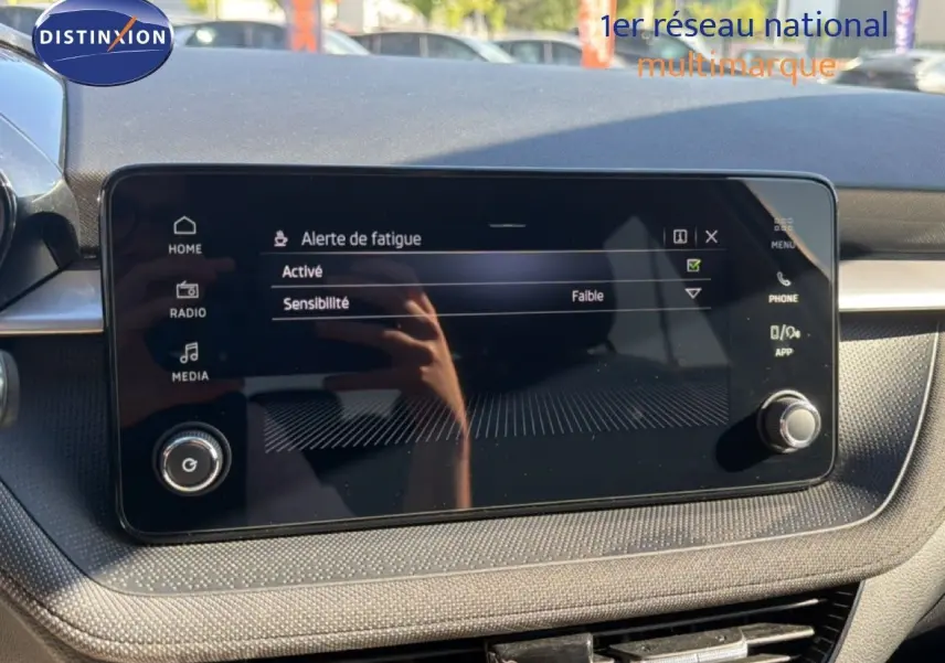 Écran tactile central du tableau de bord d’une Skoda Fabia 2025, affichant le menu d’alerte de fatigue.