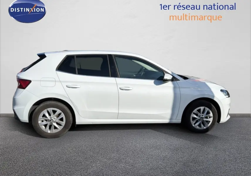 Vue latérale droite d'une Skoda Fabia blanche Glacier 2025, finition Selection, sur fond neutre.