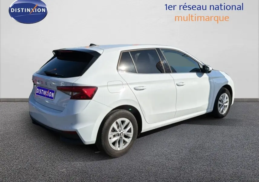 Vue 3/4 arrière droite d'une Skoda Fabia blanche glacier avec vitres teintées et jantes alliage.