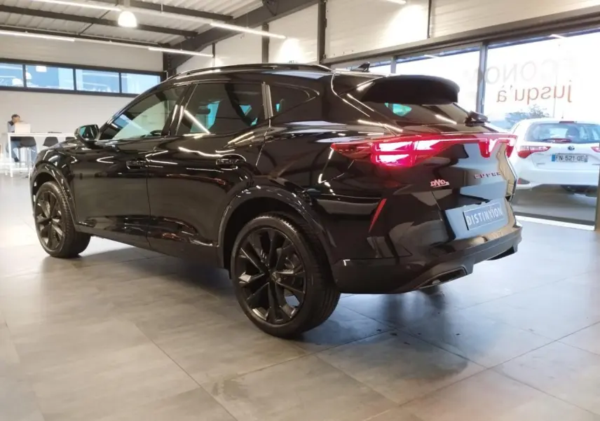 Vue 3/4 arrière droite du CUPRA Formentor noir métal avec feux arrière LED et jantes alliage noires.