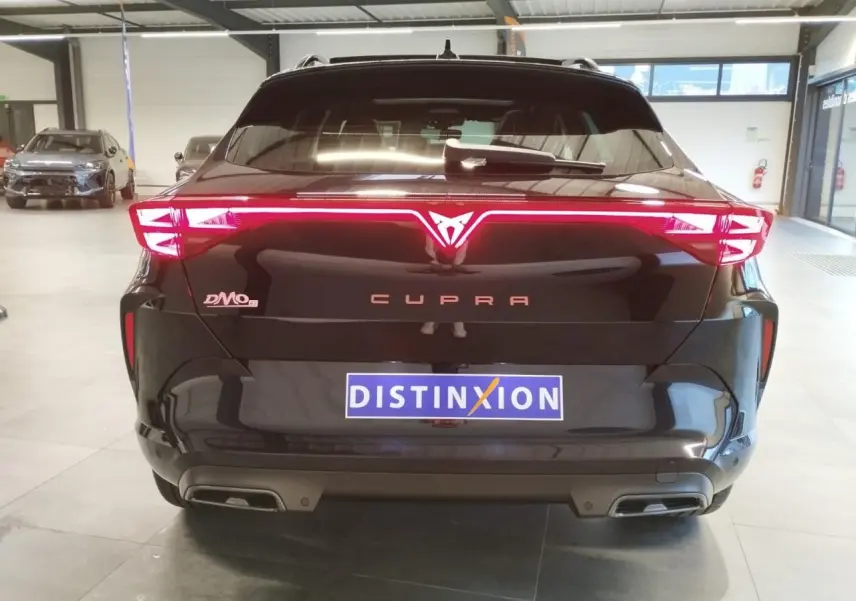 Vue arrière d'une CUPRA Formentor noir métal avec feux arrière Tri-LED et logo CUPRA lumineux au centre.