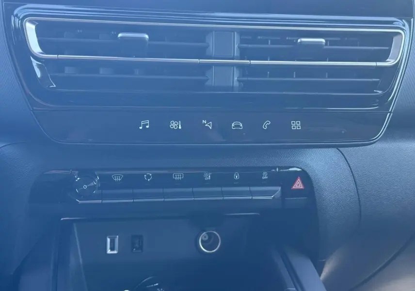 Vue rapprochée du tableau de bord central du Citroën C5 Aircross 2025 avec commandes tactiles et prises USB visibles.