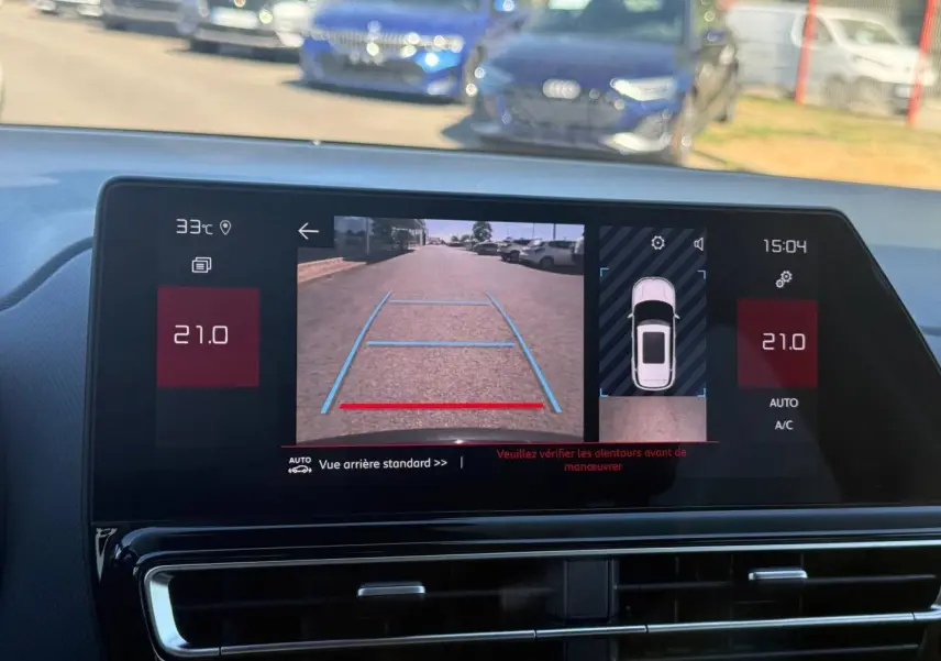 Écran tactile intérieur du Citroën C5 Aircross noir, affichant la caméra de recul avec guidage de trajectoire.