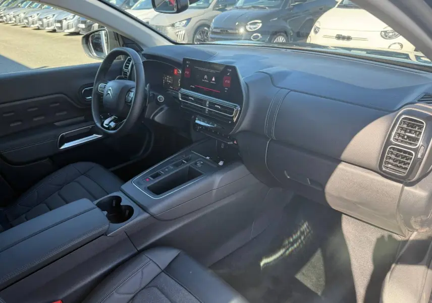 Intérieur avant droit du Citroën C5 Aircross 2025 noir Perla Nera, avec tableau de bord moderne et écran tactile central.