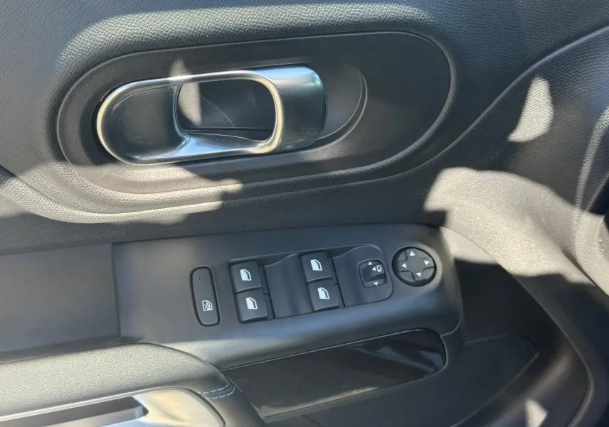 Poignée de porte intérieure et commandes des vitres côté conducteur du Citroën C5 Aircross noir Perla Nera.