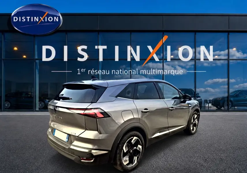 Renault Symbioz gris cassiope en 3/4 arrière droit, avec feux arrière LED et jantes alu distinctives.