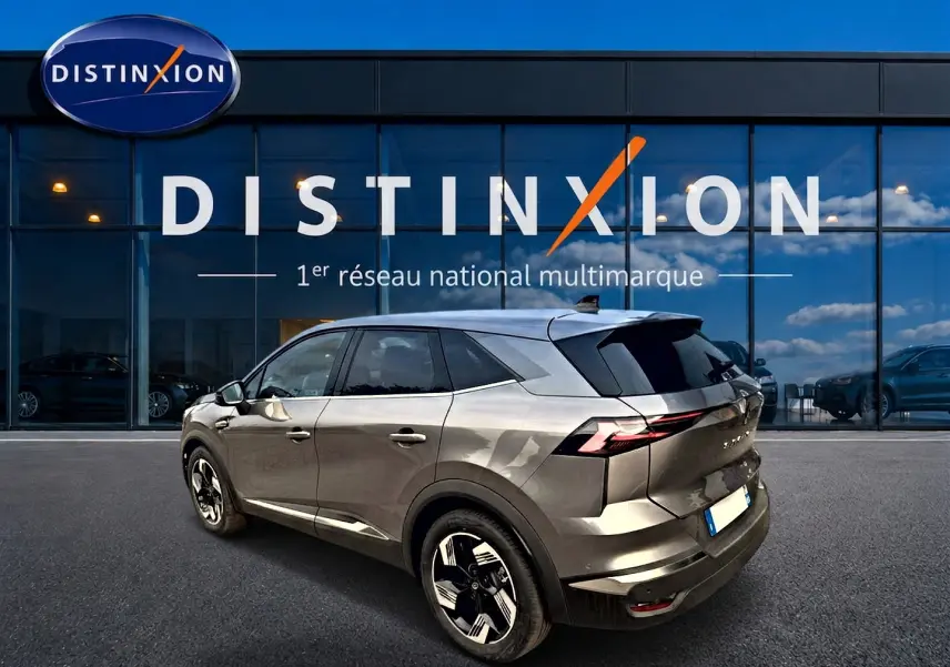 Renault Symbioz gris cassiope en 3/4 arrière droit, avec jantes alu et feux arrière LED distinctifs.
