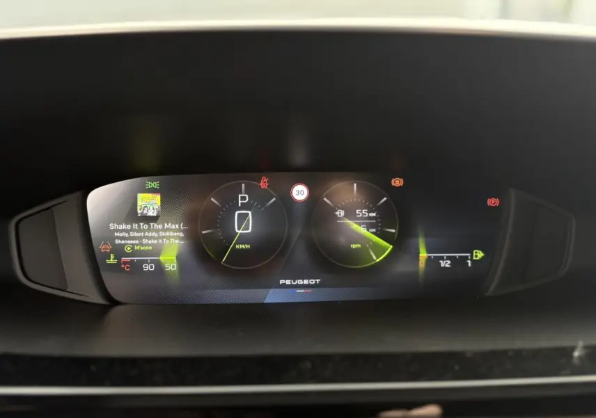 Tableau de bord numérique de Peugeot 308 2024 affichant vitesse, régime moteur et informations multimédia.