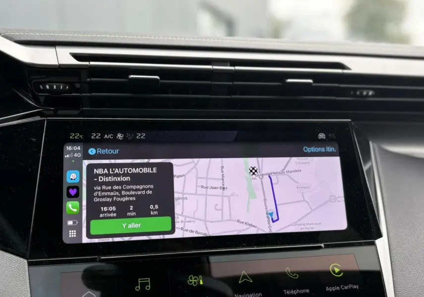 Écran tactile central 10 pouces du Peugeot 308 GT 2024 affichant la navigation GPS avec interface Apple CarPlay.
