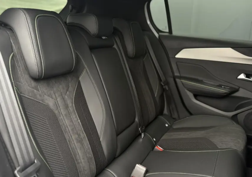 Vue côté droit des sièges arrière en sellerie tri matières noire avec surpiqûres contrastantes de la Peugeot 308 2024.