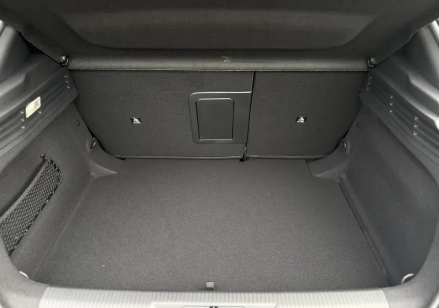 Coffre spacieux et propre de la Peugeot 308 1.5 BlueHDI 130 GT, vue intérieure sans chargement.