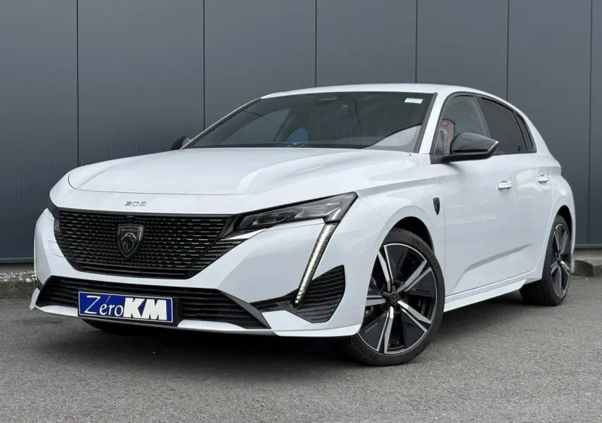 Peugeot 308 2024 blanc Okenite en 3/4 avant droit, avec calandre noire et jantes alliage 18 pouces.