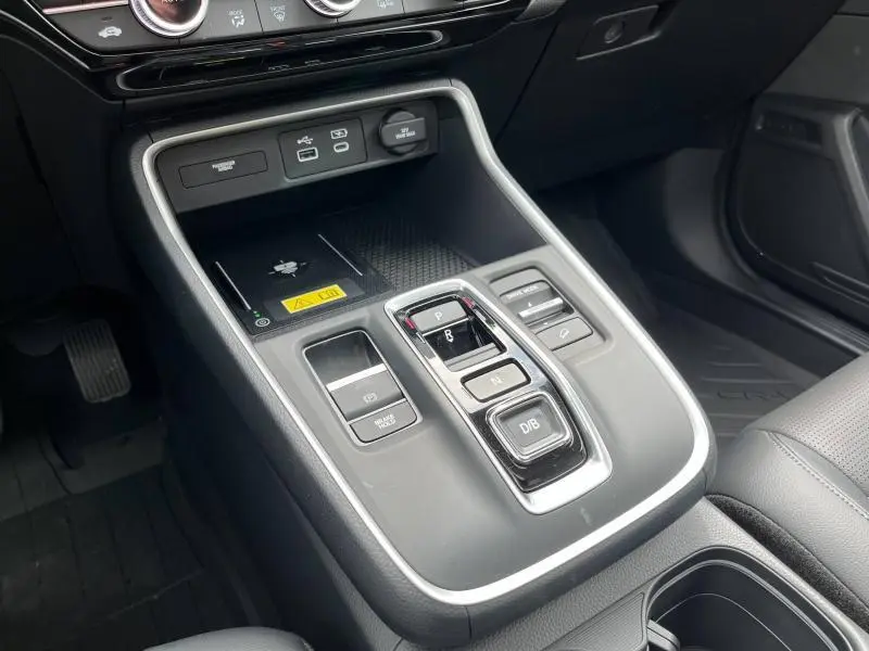 Vue rapprochée de la console centrale noire du Honda CR-V 2024 avec commandes de boîte auto et prises USB visibles