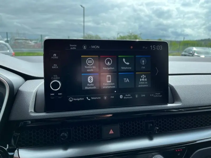 Écran tactile central du tableau de bord du Honda CR-V 2024 avec interface multimédia et commandes visibles.