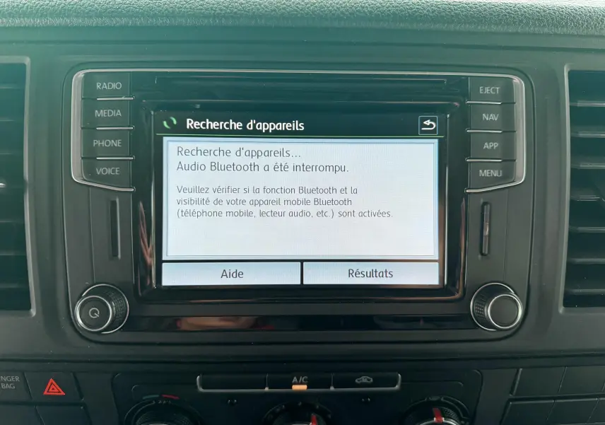 Écran central du tableau de bord du Volkswagen Transporter L1H1 2018 affichant une recherche Bluetooth interrompue.
