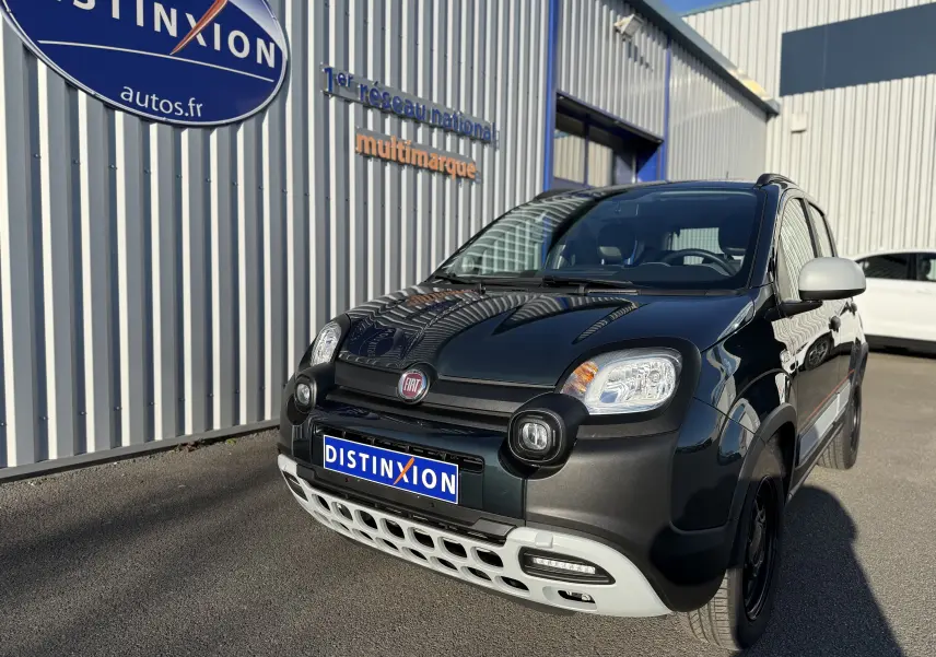 Vue 3/4 avant droite de la Fiat Panda City Cross gris minuit avec protections noires et calandre grise claire.