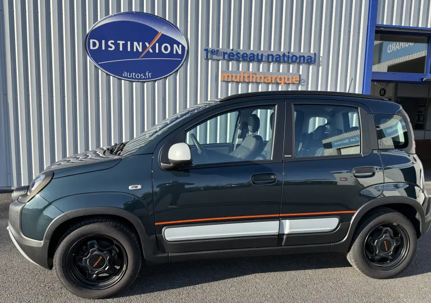 Vue de profil côté gauche d'une FIAT Panda City Cross gris minuit avec détails orange et coques de rétroviseurs blanches.