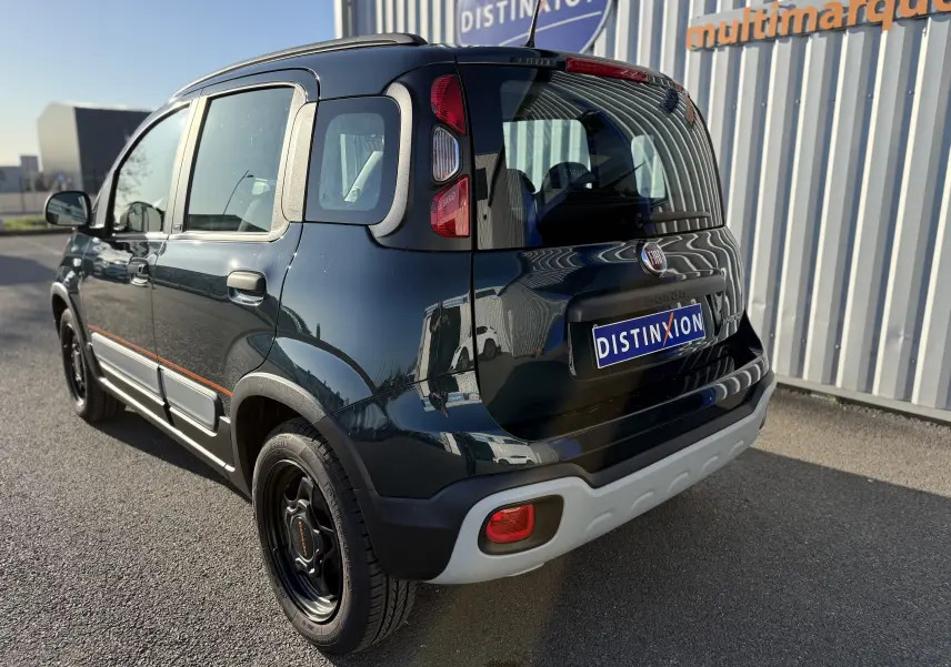 Vue 3/4 arrière droite d'une FIAT Panda City Cross 2023 gris minuit avec protections noires et jantes noires.