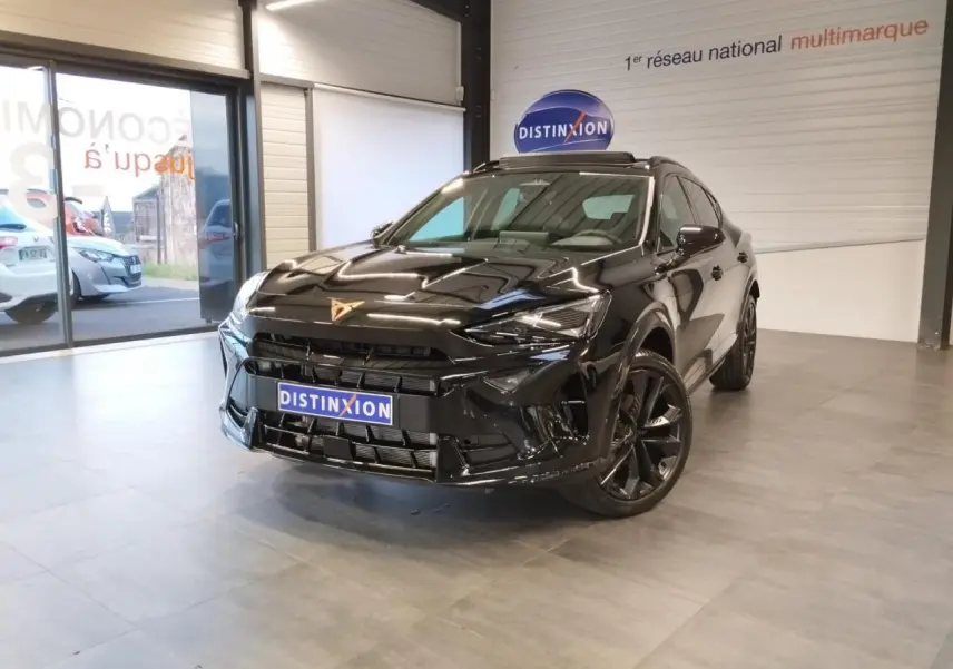 CUPRA Formentor noir métal en 3/4 avant droit, avec jantes alliage noires et logo CUPRA lumineux sur calandre.