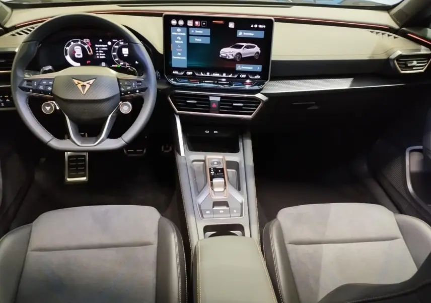 Vue intérieure avant du CUPRA Formentor 2.0 TDI 2026, tableau de bord noir avec écran tactile et volant Supersports.
