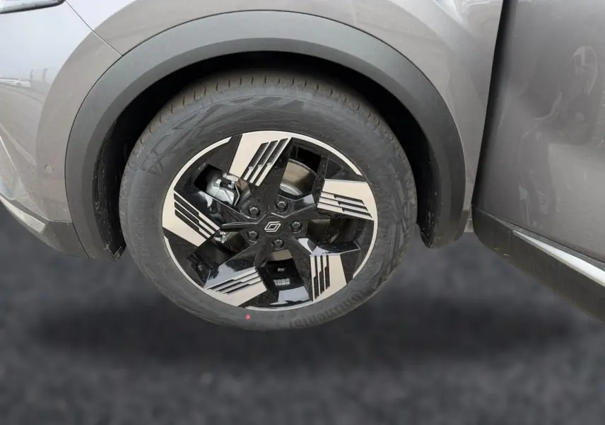 Gros plan sur la roue avant gauche gris cassiope du Renault Symbioz 2026 avec jante alu noire et argentée au design géométrique.