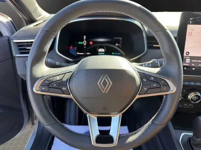 Volant cuir synthétique de Renault Clio Esprit Alpine E-Tech 2025, vue frontale centrée sur commandes multifonctions et tableau de bord numérique.