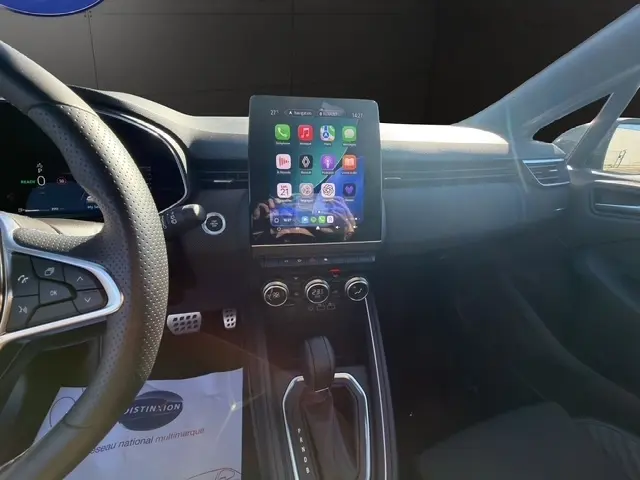 Vue intérieure avant de la Renault Clio Esprit Alpine E-Tech 2025, écran tactile central lumineux et volant multifonctions en cuir.