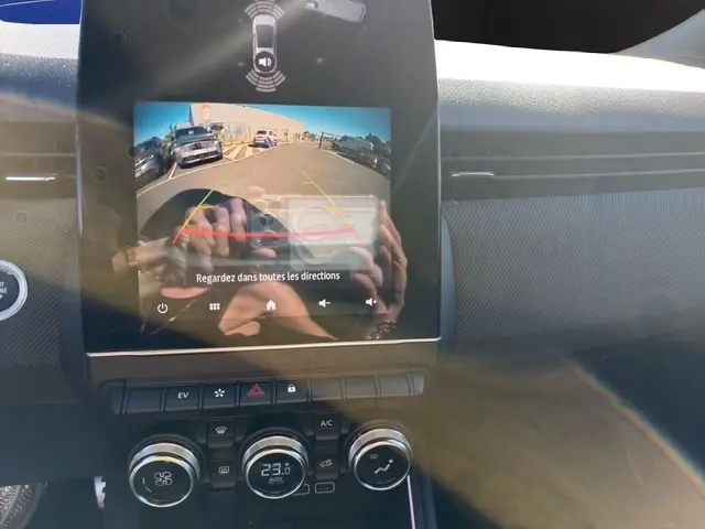 Écran tactile central affichant la caméra de recul dans l’habitacle clair d’une Renault Clio gris clair Esprit Alpine 2025.