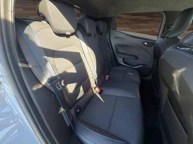 Vue intérieure côté droit sur la banquette arrière gris foncé de la Renault Clio Esprit Alpine E-Tech 2025 avec surpiqûres bleues.