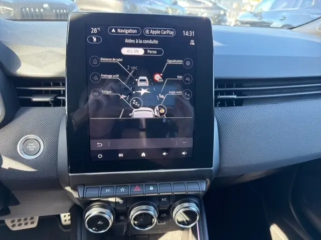 Vue rapprochée de l’écran tactile central affichant les aides à la conduite dans le tableau de bord gris clair de la Renault Clio Esprit Alpine E-Tech.