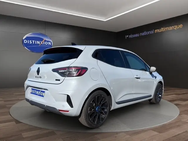 Vue 3/4 arrière droite d'une Renault Clio Esprit Alpine E-Tech gris clair avec jantes noires et toit noir.