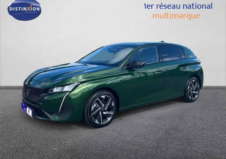 Peugeot 308 1.2 Hybrid 136ch en vert olivine métal vue 3/4 avant droit avec jantes alliage bicolores.