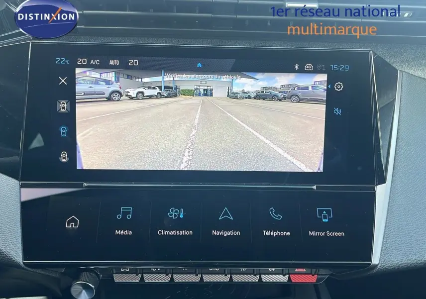 Écran tactile intérieur de la Peugeot 308 hybride affichant la caméra de recul avec vue dégagée sur un parking.