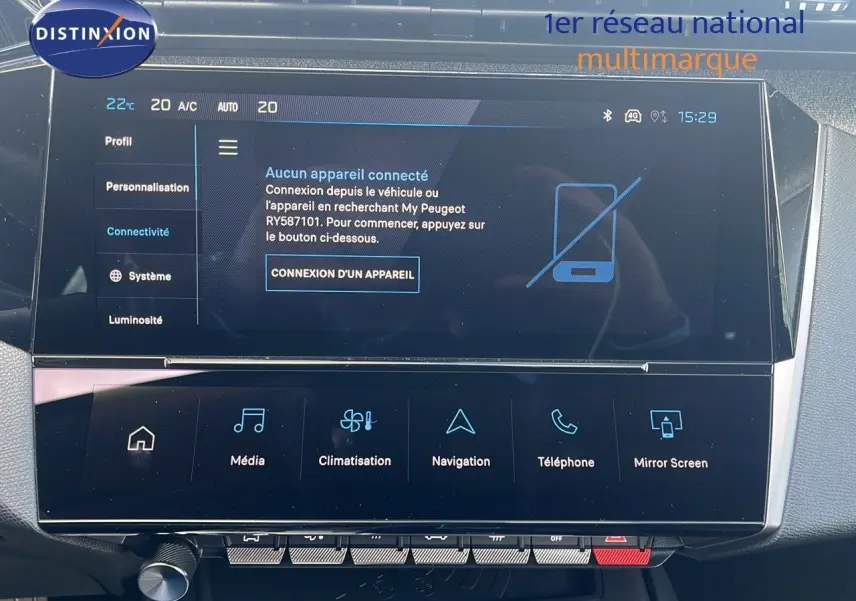 Écran tactile central de la Peugeot 308 2024 affichant le menu connectivité et options multimédia.
