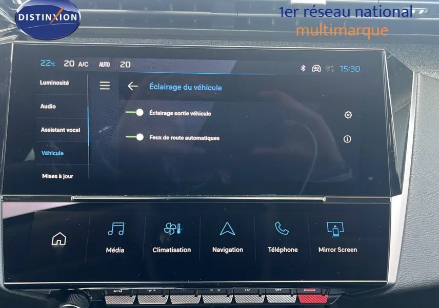 Écran tactile central de la Peugeot 308 hybride 2024 affichant les réglages d'éclairage du véhicule en intérieur.