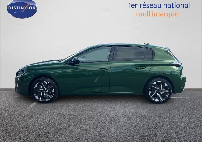 Profil côté gauche d'une Peugeot 308 1.2 Hybrid 136ch Allure en vert olivine métallisé sur fond neutre.