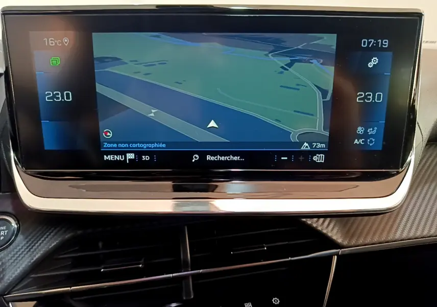 Écran tactile central de navigation du Peugeot 2008 gris clair, affichant une carte et la température intérieure.