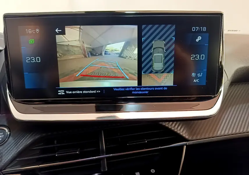 Écran tactile central du tableau de bord du Peugeot 2008 affichant la caméra de recul et la température intérieure à 23°C.